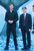 Крис Хемсворт (Chris Hemsworth) In the Heart of the Sea Premiere at Antara Fashion Hall (Mexico City, November 23, 2015) (36xHQ) B1e89d472780233