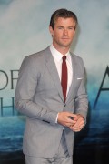Крис Хемсворт (Chris Hemsworth) In The Heart of the Sea Premiere at Odeon Leicester Square (London, 02.12.2015) (182xHQ) B20e3c472783883
