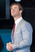 Крис Хемсворт (Chris Hemsworth) In The Heart of the Sea Premiere at Odeon Leicester Square (London, 02.12.2015) (182xHQ) B217f5472784479