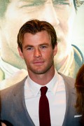 Крис Хемсворт (Chris Hemsworth) In The Heart of the Sea Premiere at Odeon Leicester Square (London, 02.12.2015) (182xHQ) B3c0b9472783150