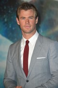 Крис Хемсворт (Chris Hemsworth) In The Heart of the Sea Premiere at Odeon Leicester Square (London, 02.12.2015) (182xHQ) C96e2f472783244