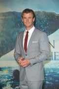 Крис Хемсворт (Chris Hemsworth) In The Heart of the Sea Premiere at Odeon Leicester Square (London, 02.12.2015) (182xHQ) D4c02a472783881