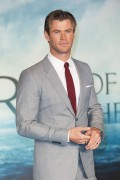 Крис Хемсворт (Chris Hemsworth) In The Heart of the Sea Premiere at Odeon Leicester Square (London, 02.12.2015) (182xHQ) E0093c472783584