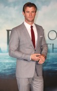 Крис Хемсворт (Chris Hemsworth) In The Heart of the Sea Premiere at Odeon Leicester Square (London, 02.12.2015) (182xHQ) F4b249472783969
