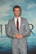 Крис Хемсворт (Chris Hemsworth) In The Heart of the Sea Premiere at Odeon Leicester Square (London, 02.12.2015) (182xHQ) F8f383472783804