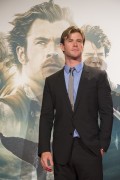 Крис Хемсворт (Chris Hemsworth) In the Heart of the Sea Premiere at the Callao Theater (Madrid, 03.12.2015) (121xHQ) Eb7470472792069