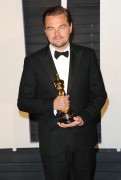 Леонардо ДиКаприо (Leonardo DiCaprio) Vanity Fair Oscar Party hosted by Graydon Carter in Beverly Hills, 28.02.2016 (95xHQ) 2071c3472809511