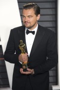 Леонардо ДиКаприо (Leonardo DiCaprio) Vanity Fair Oscar Party hosted by Graydon Carter in Beverly Hills, 28.02.2016 (95xHQ) 3e4b92472809048