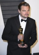 Леонардо ДиКаприо (Leonardo DiCaprio) Vanity Fair Oscar Party hosted by Graydon Carter in Beverly Hills, 28.02.2016 (95xHQ) Aba8a5472809266