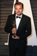 Леонардо ДиКаприо (Leonardo DiCaprio) Vanity Fair Oscar Party hosted by Graydon Carter in Beverly Hills, 28.02.2016 (95xHQ) B97341472809424