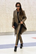 Виктория Бекхэм (Victoria Beckham) Arriving At JFK Airport in New York, 06.02.2016 (9xHQ) Cdf36d472904251