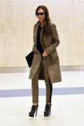 Виктория Бекхэм (Victoria Beckham) Arriving At JFK Airport in New York, 06.02.2016 (9xHQ) Dcea1e472904257