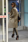 Виктория Бекхэм (Victoria Beckham) Arriving At JFK Airport in New York, 06.02.2016 (9xHQ) Dde41f472904265