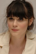 Зои Дешанель (Zooey Deschanel) The Hitchhiker's Guide to the Galaxy press conference portraits by Yoram Kahana (16.04.2005) - 17xHQ Bf862f473566987