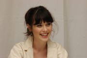 Зои Дешанель (Zooey Deschanel) The Hitchhiker's Guide to the Galaxy press conference portraits by Yoram Kahana (16.04.2005) - 17xHQ C6ad38473567085