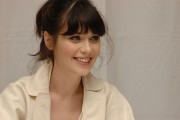 Зои Дешанель (Zooey Deschanel) The Hitchhiker's Guide to the Galaxy press conference portraits by Yoram Kahana (16.04.2005) - 17xHQ D0e2a5473567077