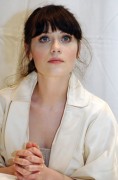 Зои Дешанель (Zooey Deschanel) The Hitchhiker's Guide to the Galaxy press conference portraits by Vera Anderson (Hollywood, April 16, 2005) - 4xHQ F59988473566570