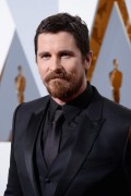 Кристиан Бэйл (Christian Bale) 88th Annual Academy Awards held at the Dolby Theatre in Hollywood, Los Angeles, California (February 28, 2016) - 42xHQ B16d1c474716344