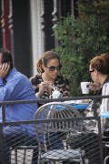 Дженнифер Лопез (Jennifer Lopez) enjoying some cappuccino in the West Village - 31xHQ 47a606475818496