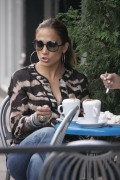 Дженнифер Лопез (Jennifer Lopez) enjoying some cappuccino in the West Village - 31xHQ 673d2a475818284