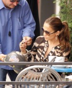 Дженнифер Лопез (Jennifer Lopez) enjoying some cappuccino in the West Village - 31xHQ 68b6af475818459