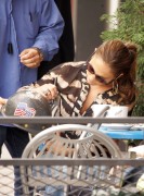 Дженнифер Лопез (Jennifer Lopez) enjoying some cappuccino in the West Village - 31xHQ Ab22c7475818354