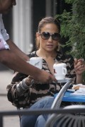 Дженнифер Лопез (Jennifer Lopez) enjoying some cappuccino in the West Village - 31xHQ Bafa86475818251