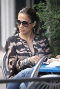 Дженнифер Лопез (Jennifer Lopez) enjoying some cappuccino in the West Village - 31xHQ D33574475818420