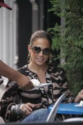 Дженнифер Лопез (Jennifer Lopez) enjoying some cappuccino in the West Village - 31xHQ D9e78c475818171