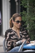Дженнифер Лопез (Jennifer Lopez) enjoying some cappuccino in the West Village - 31xHQ Ddffd7475818537