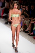 Крисси Тиган (Chrissy Teigen) Ed Hardy Swimwear Fashion Show 2011 - 10xHQ Ca1659476209300