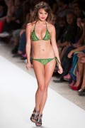 Крисси Тиган (Chrissy Teigen) Ed Hardy Swimwear Fashion Show 2011 - 10xHQ F4193f476209303