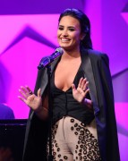 Деми Ловато (Demi Lovato) performing & accepting her Vanguard award at the GLAAD Media Awards in Los Angeles, show, 02.04.2016 (51xHQ) 41a1cf476562786
