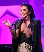 Деми Ловато (Demi Lovato) performing & accepting her Vanguard award at the GLAAD Media Awards in Los Angeles, show, 02.04.2016 (51xHQ) 973eca476562772