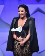 Деми Ловато (Demi Lovato) performing & accepting her Vanguard award at the GLAAD Media Awards in Los Angeles, show, 02.04.2016 (51xHQ) Dd24f5476562618
