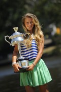 Виктория Азаренко (Victoria Azarenka) Australian Open Champion Photocall (Melbourne, 29.01.2012) (60xHQ) 9b9a82519770295